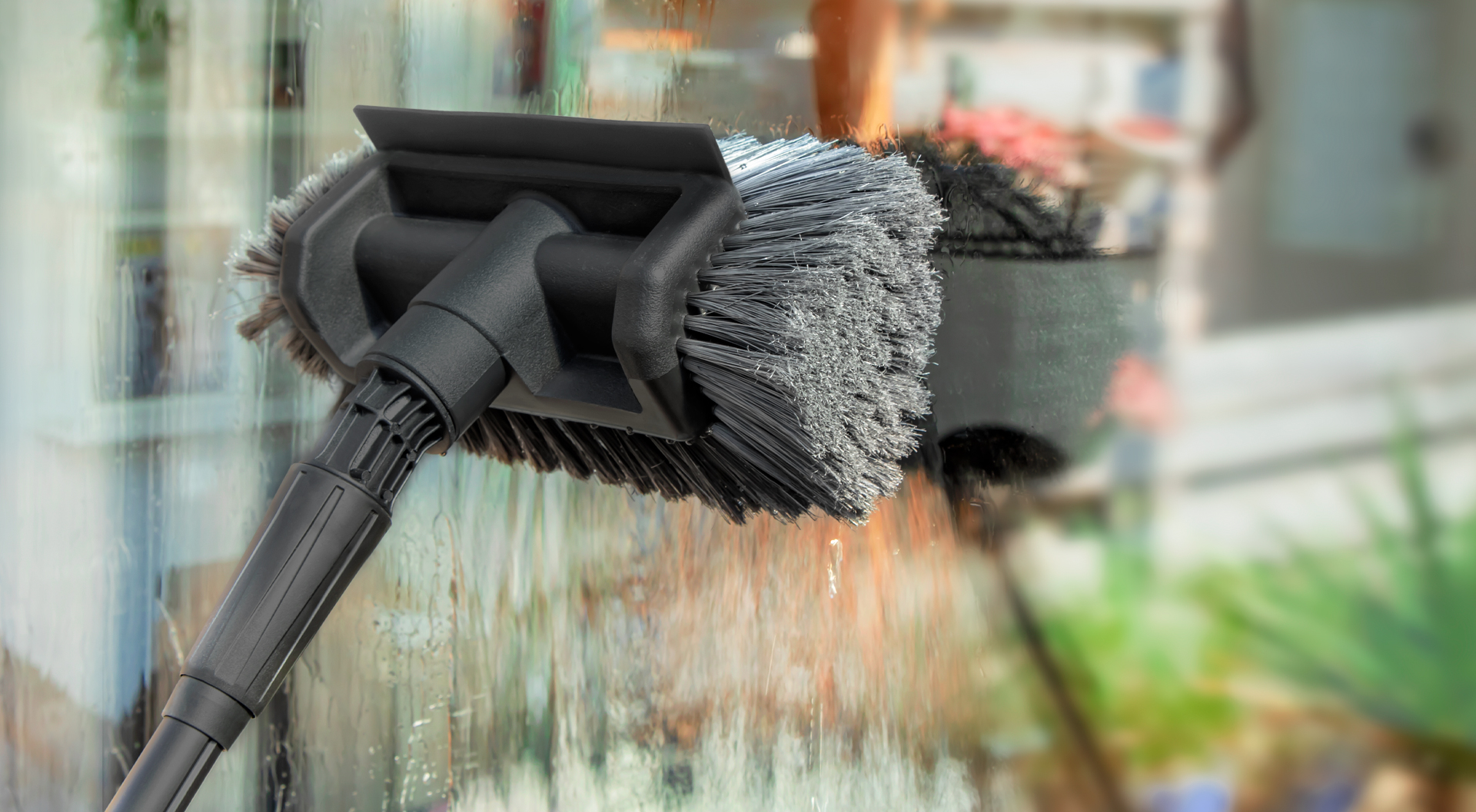 Nettoyage de fenêtre avec une brosse VONROC.