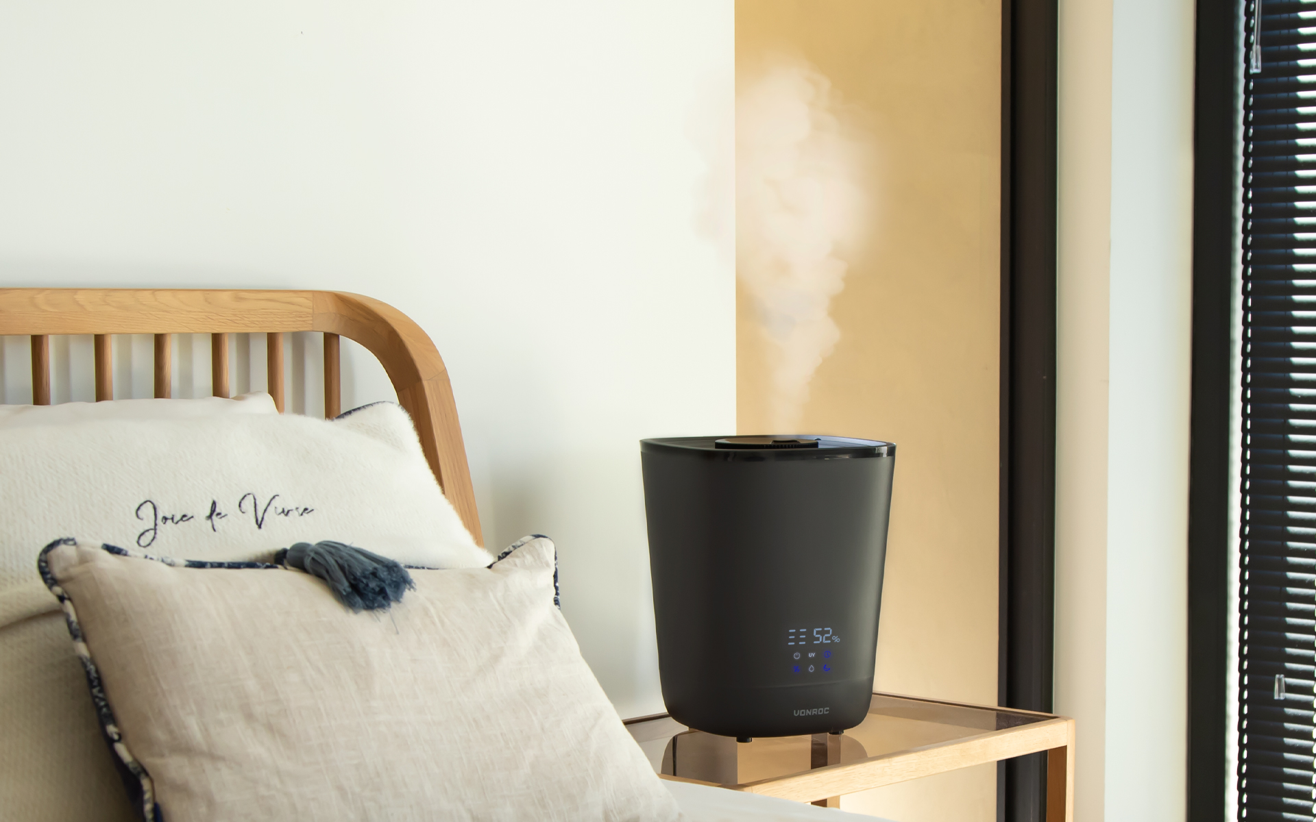 Humidificateur VONROC dans une chambre pour une humidité saine